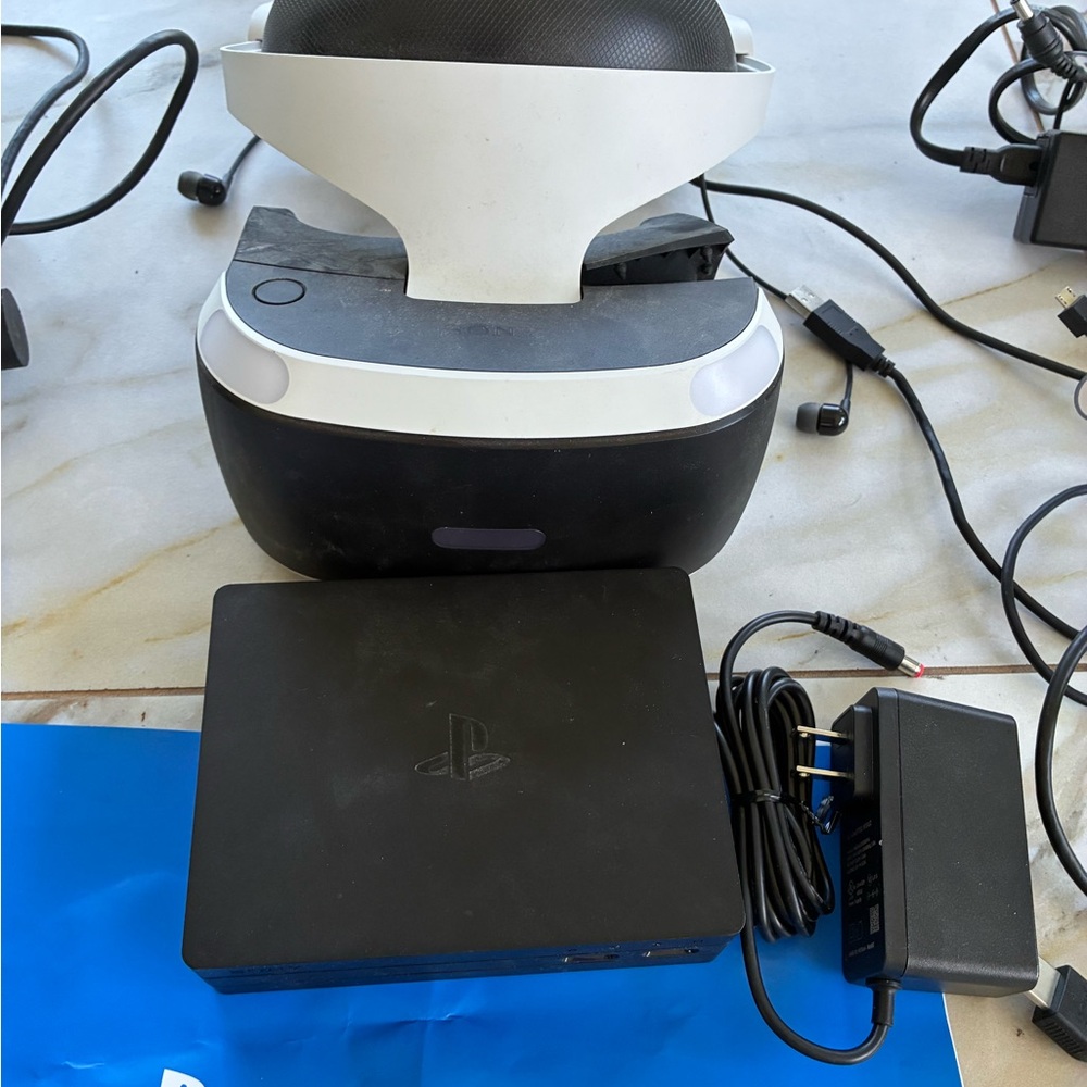 Sony PlayStation VR Headset Bundle - Black and White - Picture 2 of 6